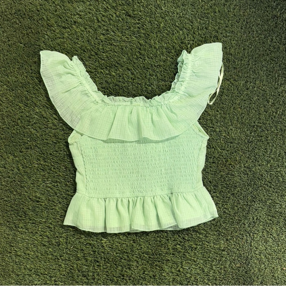Chic Green Ruffled Top - Picture 2 of 3